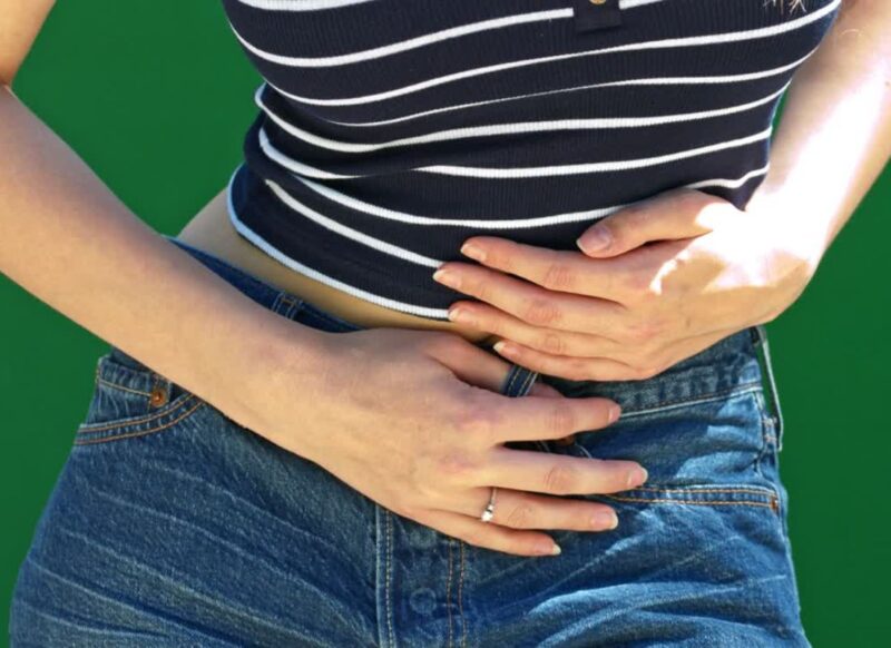 devojka se drži za stomak