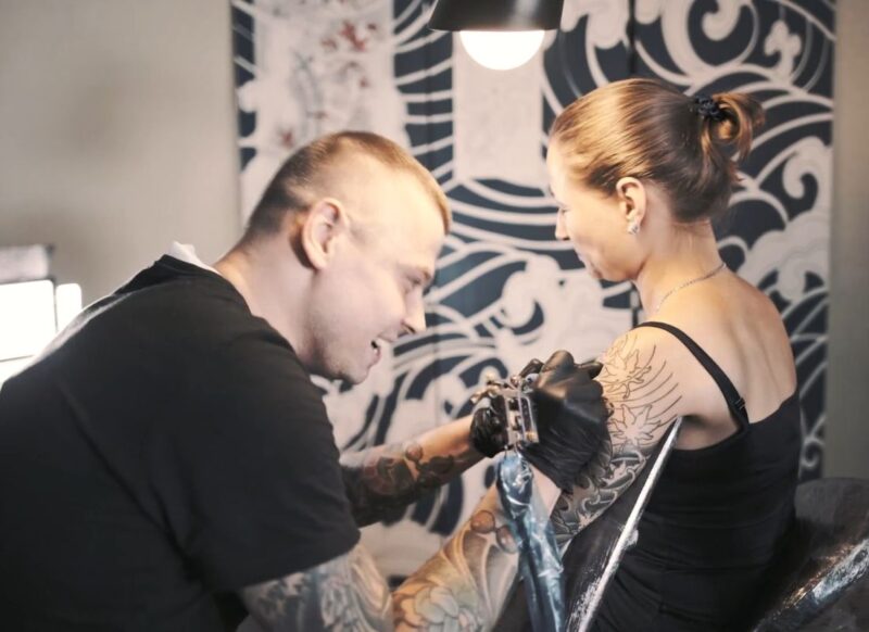 prikaz tatu majstora koji tetovira devojku