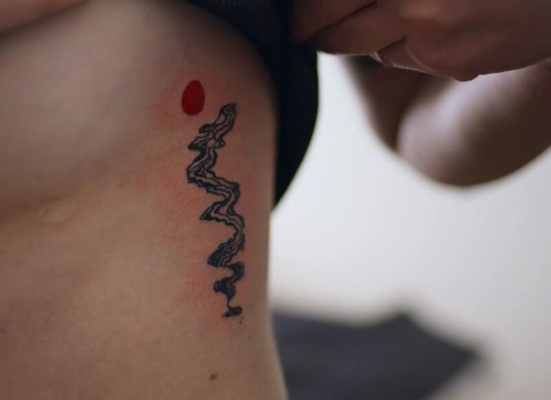 prikaz tetovaže na rebru