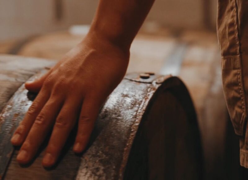 osoba dira bure u kojoj je viski