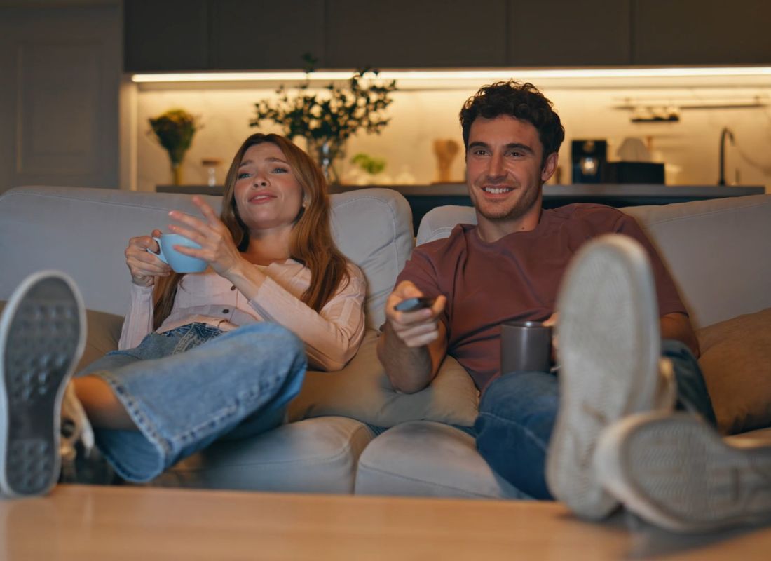 momak i devojka gledaju tv