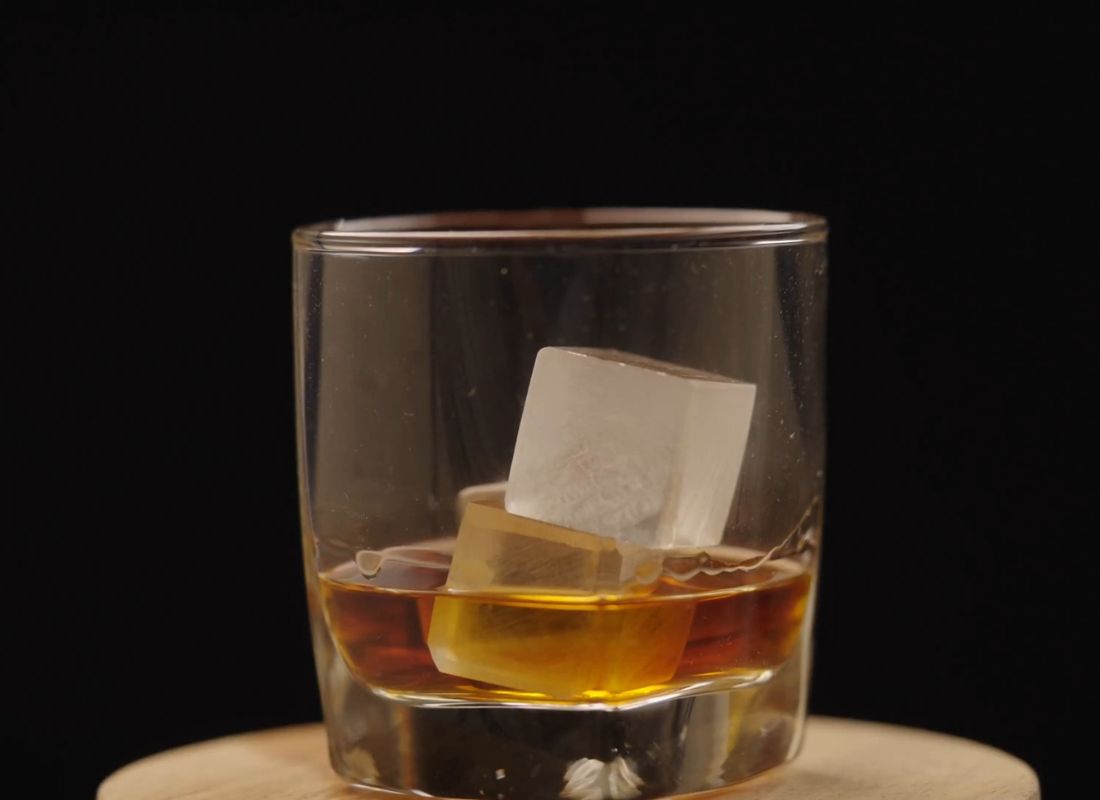 viski u časi sa ledom