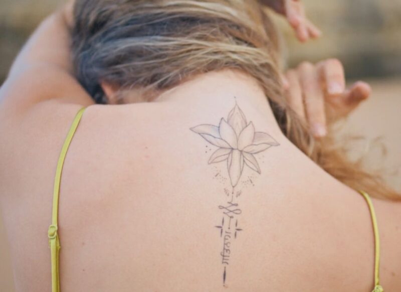 prikaz tetovaže na vratu i leđima